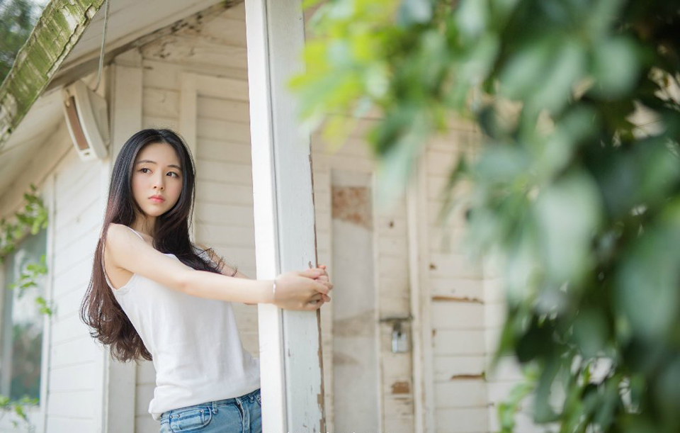 所以，我是没有选择的做了暂时的不死鸟，虽然我的翅膀断了，我的羽毛脱了，我已没有另一半可以比翼，可是那颗碎成片片的心，仍是父母的珍宝，再痛，再伤，只有他们不肯我死去，我便也不再有放弃他们的念头。——三毛《梦里花落知多少》